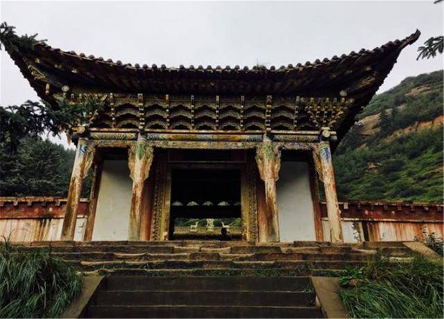 原创老祖宗俗语:"宁可夜宿荒坟,不可夜居古庙",古人外出经验之谈