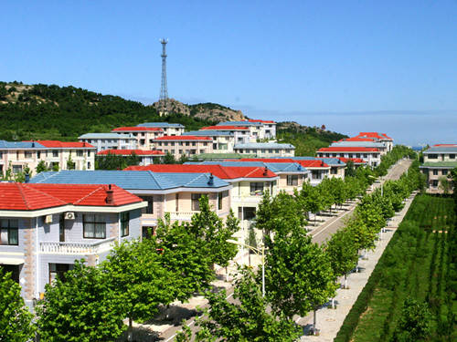 但实力和华西村旗鼓相当,它就是西霞口村,位于山东威海荣成市,是一个