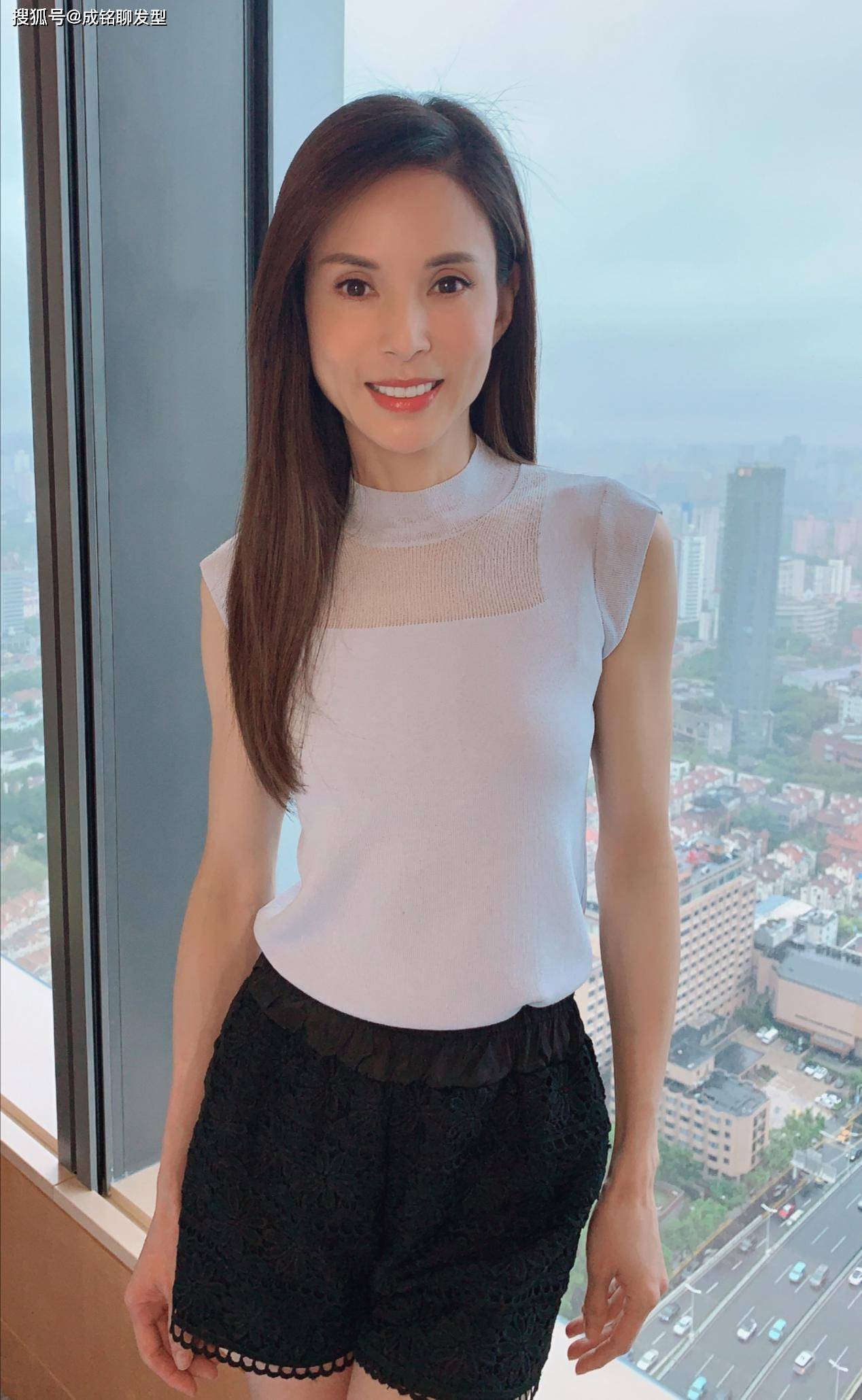 李若彤状态真好!穿抹胸礼裙秀肩颈曲线,锁骨都能放硬币了_黑色