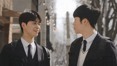 而泰周在和别人打架时的捏耳朵动作,也会让姜国当场吃醋.