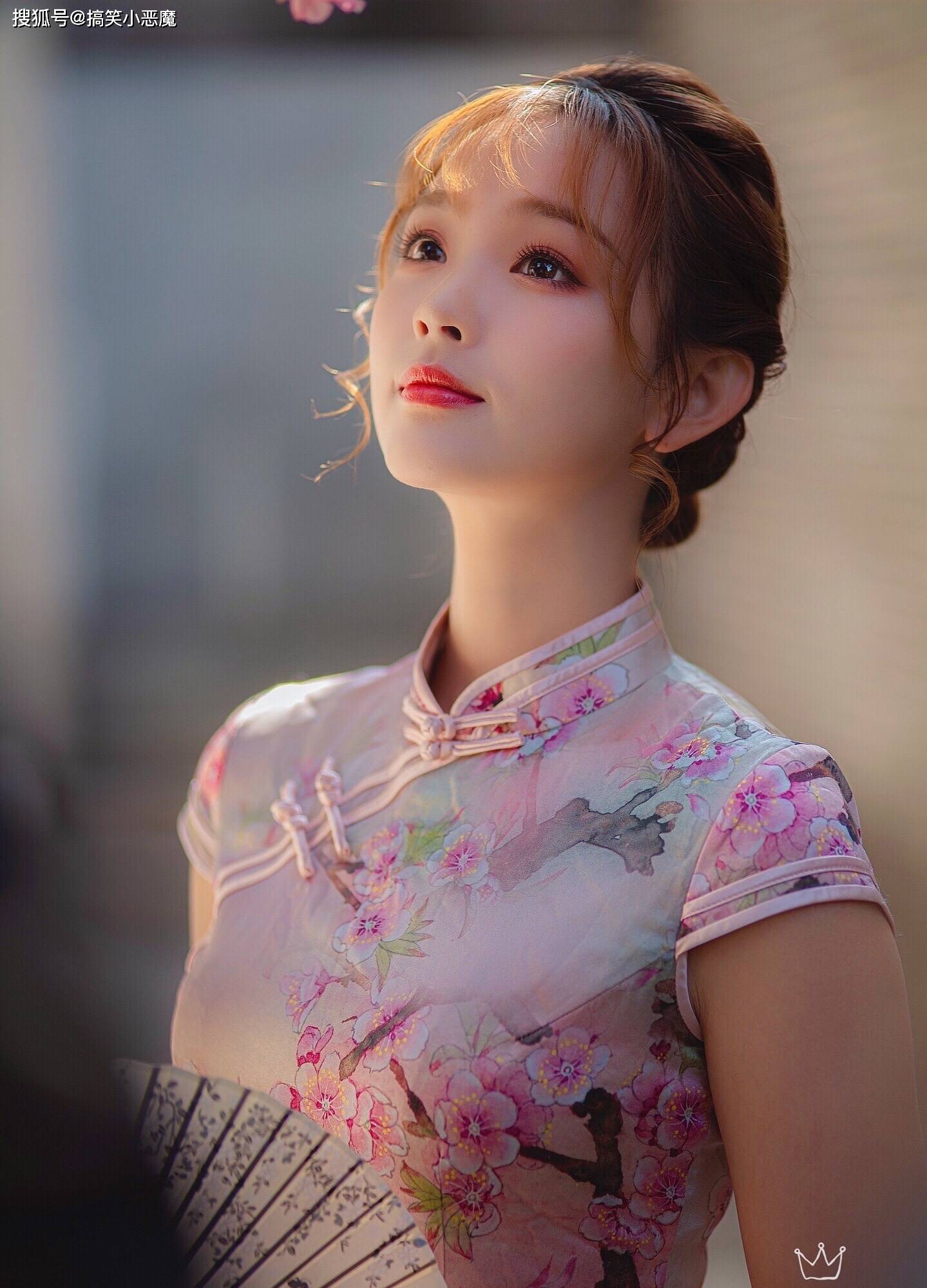 搞笑gif趣图:马尾辫加一件朴素的衬衫,小姐姐的回眸一笑真有年代感