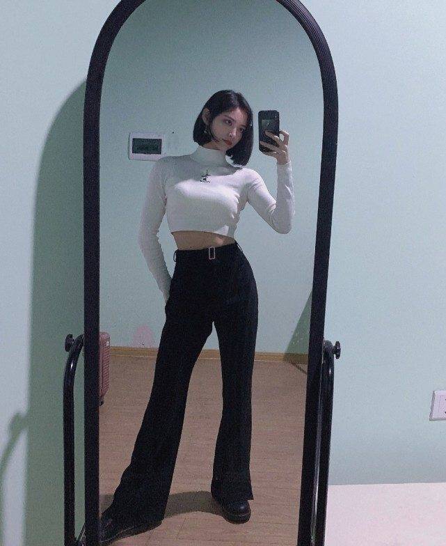 原创许佳琪穿露脐装对镜自拍,看到那双长腿我酸了,平时都不敢这样p