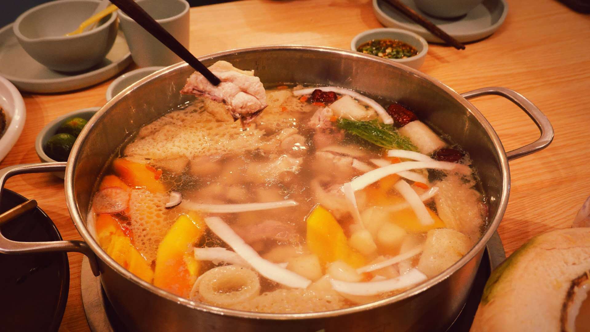 三亚当地人喜欢吃的其实不是海鲜,而是本地鸡,你吃过椰子鸡吗?