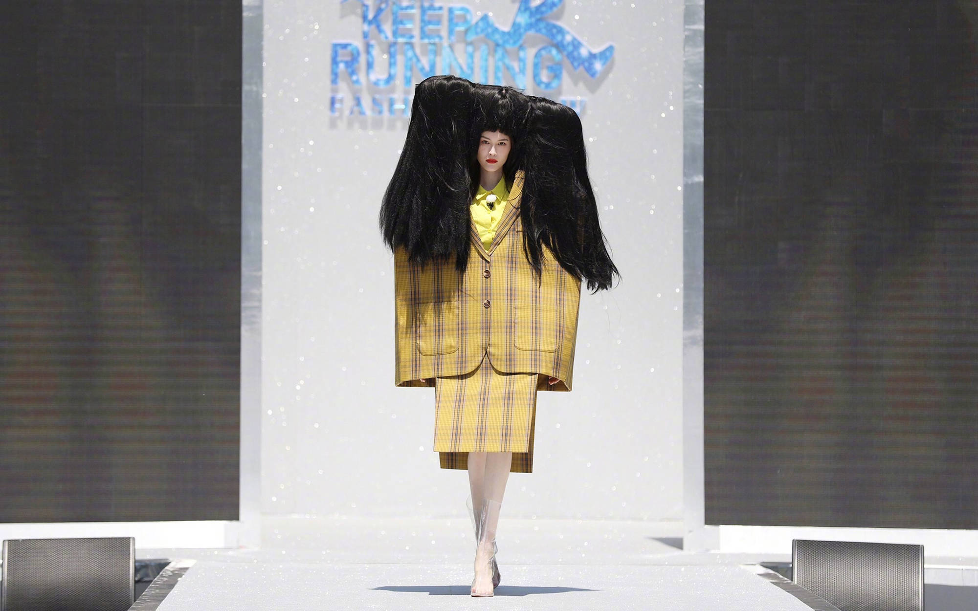 超模何穗登上奔跑吧节目再次展示超模风范