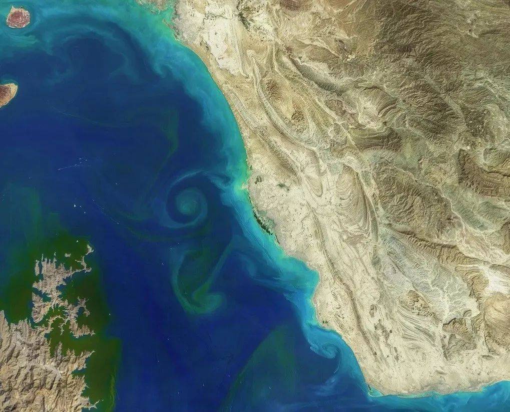 直径数十公里!宇航员发现南太平洋出现神秘漩涡,犹如一幅水彩画