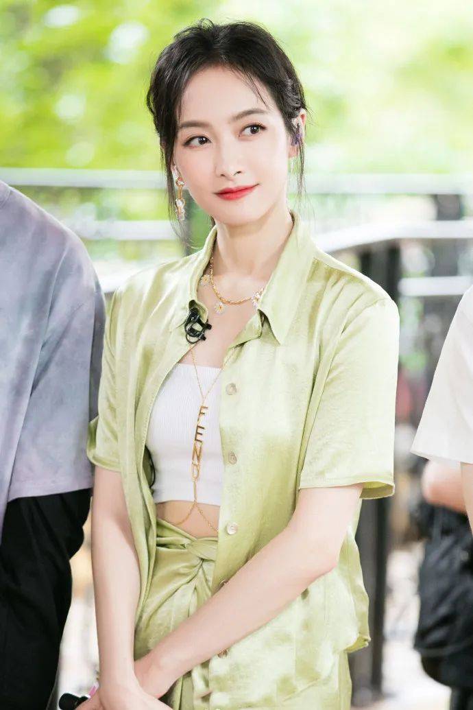 原创女明星的套装穿搭秘诀来了只需配上这一件衣服时髦感翻倍