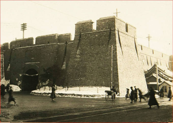 3,1932年,偽滿洲國治下的奉天街景 4,奉天市政公署,兩個偽軍站崗 5