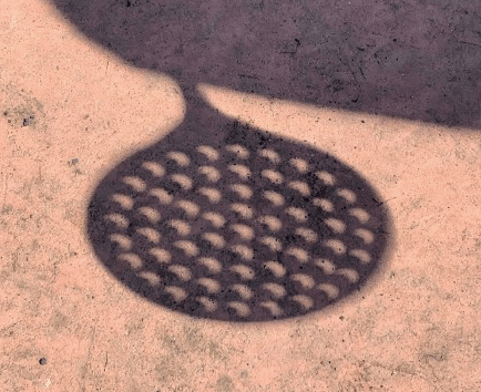 网友纷纷开动脑筋 利用小孔成像原理间接看日食!