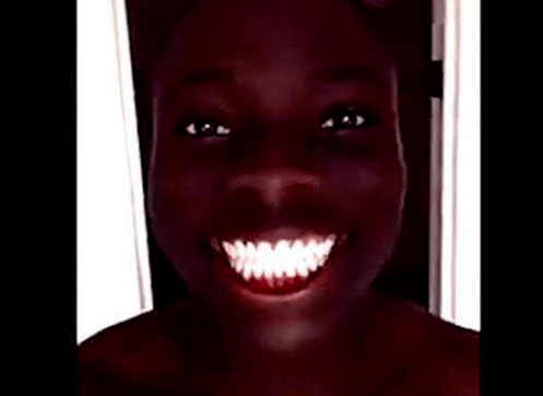 黑人露牙图片