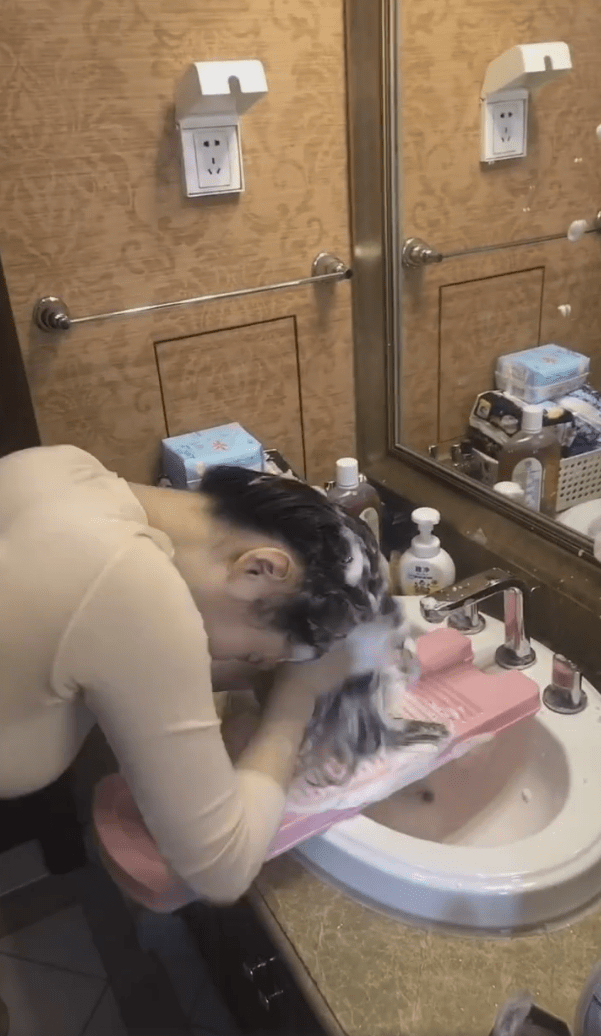 迷惑行为?徐冬冬晒搓衣板洗头视频画风清奇