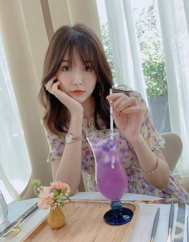 原创张子萱撇下老公女儿享受美食穿碎花束腰长裙手托腮满满少女感