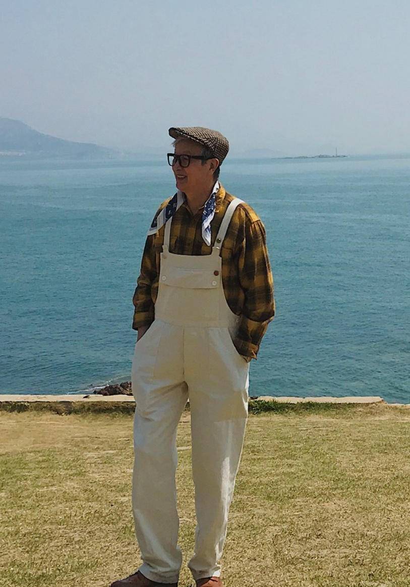 原创75岁北海爷爷走红网络,减龄穿搭连儿子都羡慕,谁说只能穿老头衫