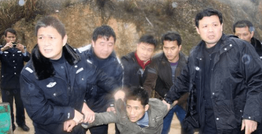 11年前,某地连续14人被害,凶手喜欢在现场疯狂划墙_金光镇