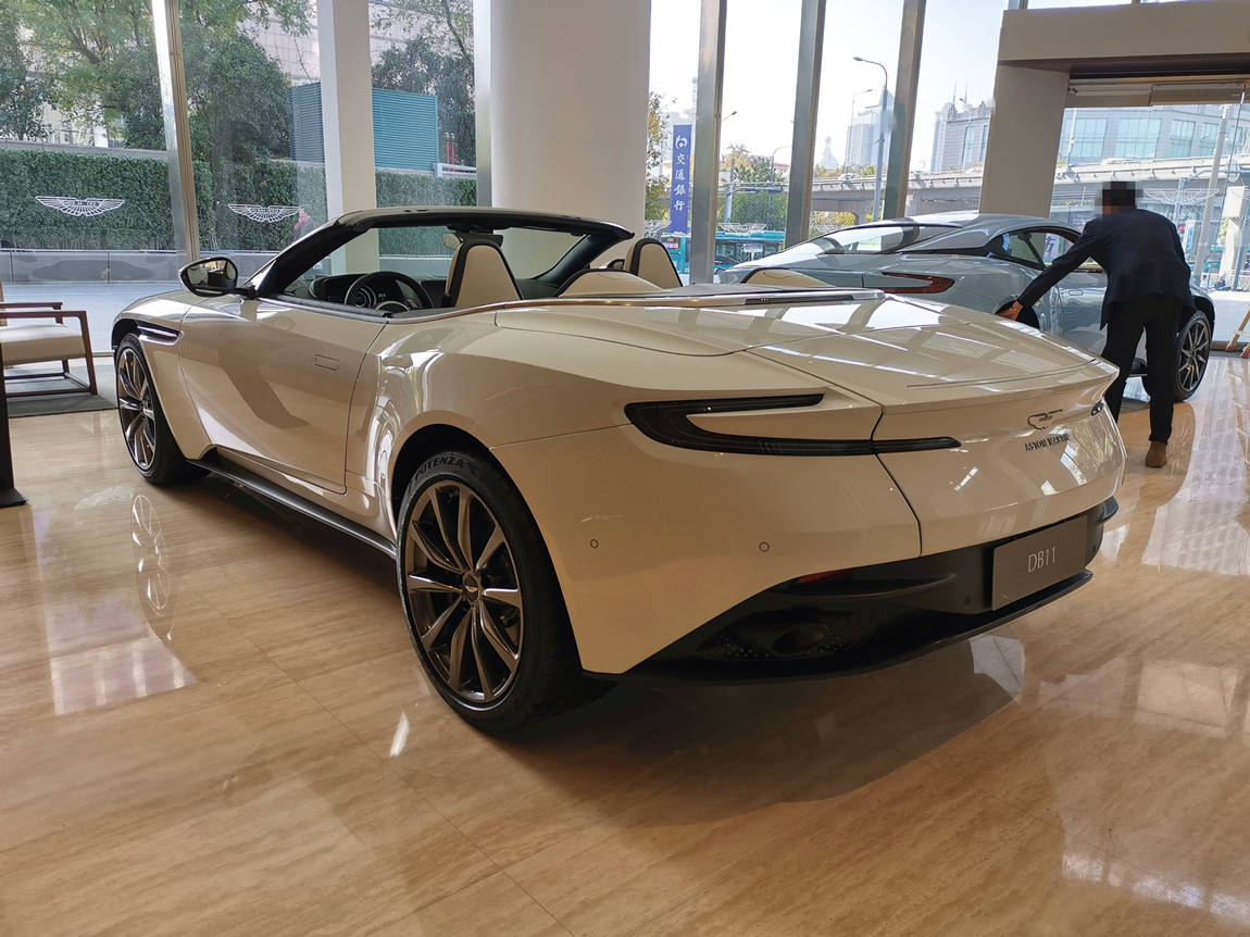 阿斯顿·马丁 db11 v8 volante 月光白/黑白