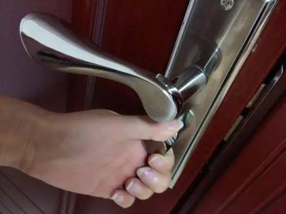没带钥匙被反锁在门外?这种经历你有吗