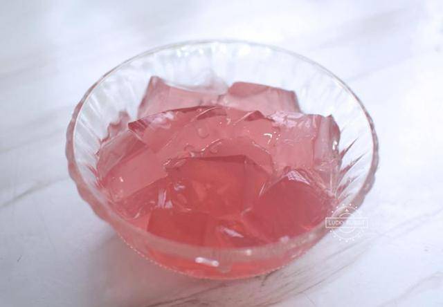 12,接下来我们再来组装这款粉桃快乐水.将桃子果冻放入杯中.