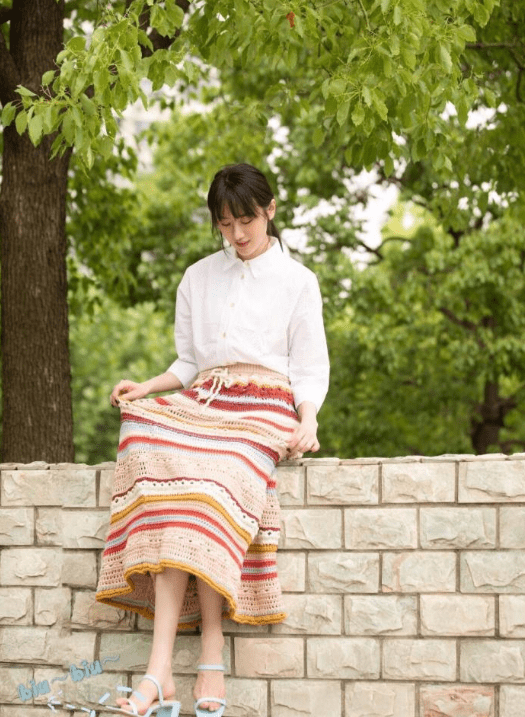 28岁袁冰妍太少女,穿粉色裙人比樱桃甜,夏日里的一抹心动