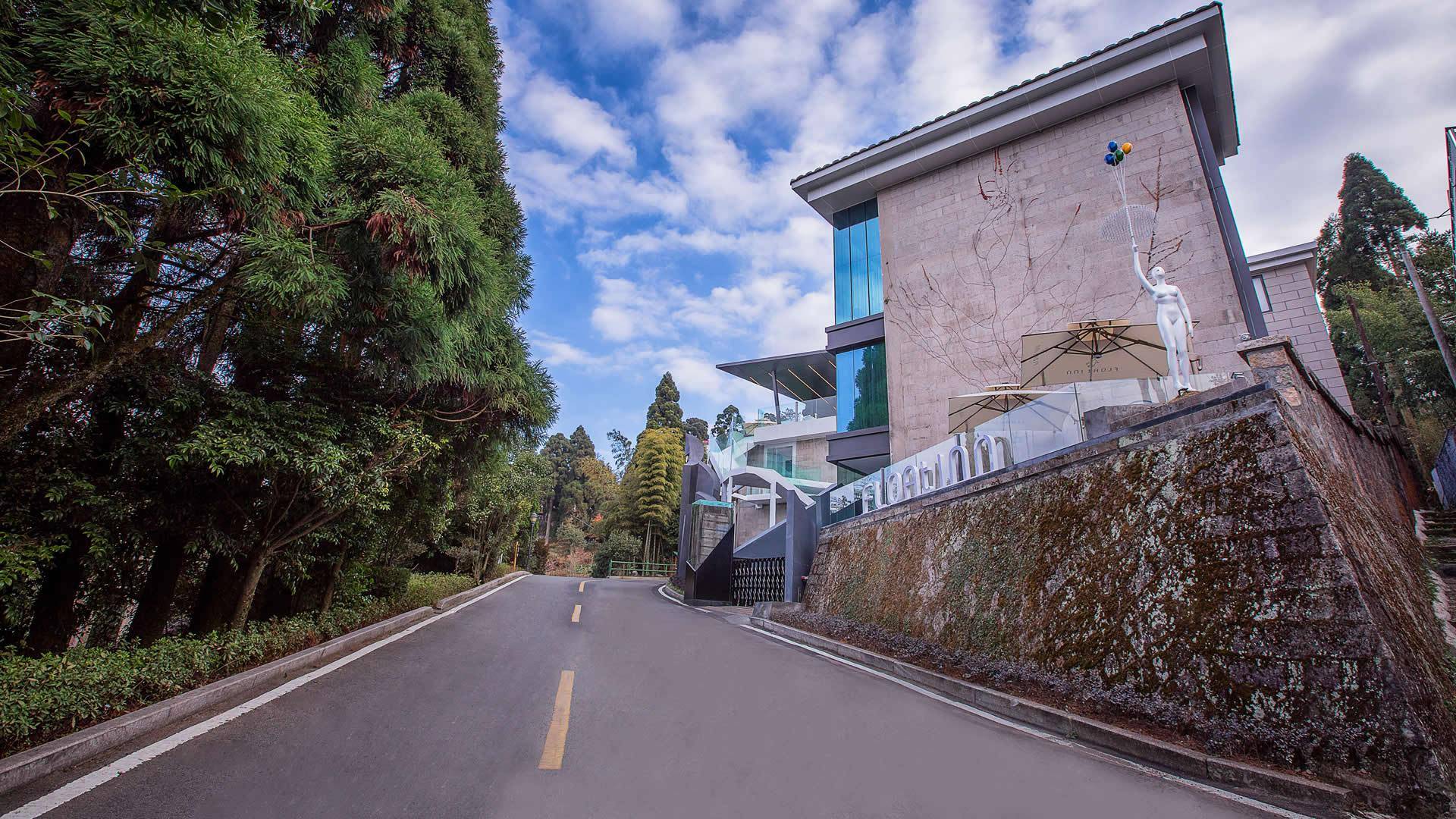 在柳衫王公园的旁边,就是我们今年去打过卡的酒店——鼓岭浮游云上美