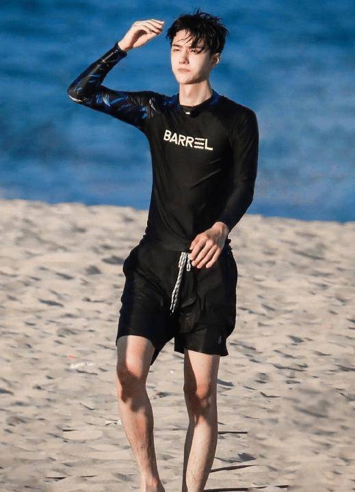 原创谁能想这是22岁王一博,第一次挑战短裤,双腿就细到没眼看