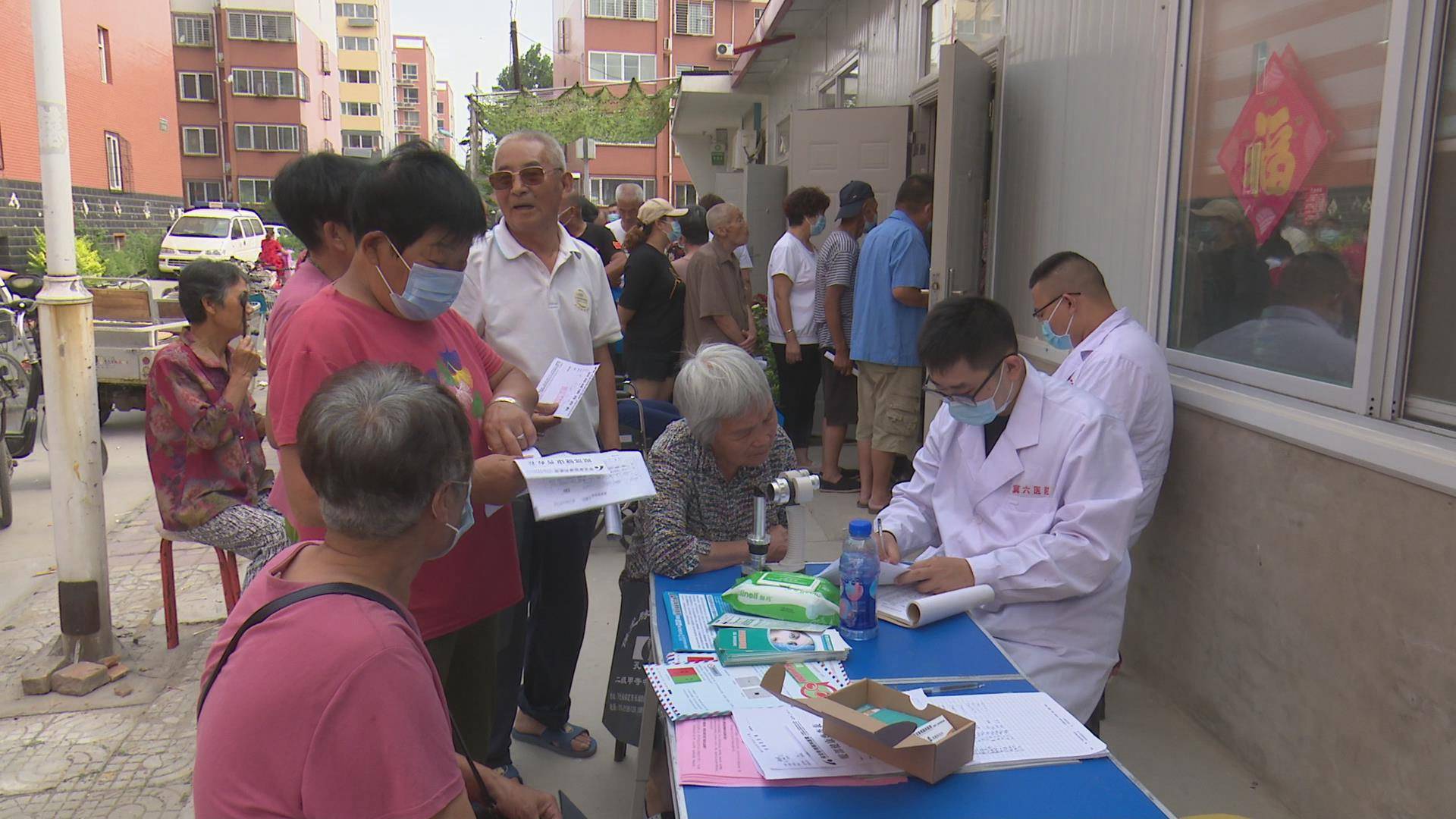 6月22日上午八点,在保定市竞秀区富昌乡大祝泽村祝泽园小区院内,老人