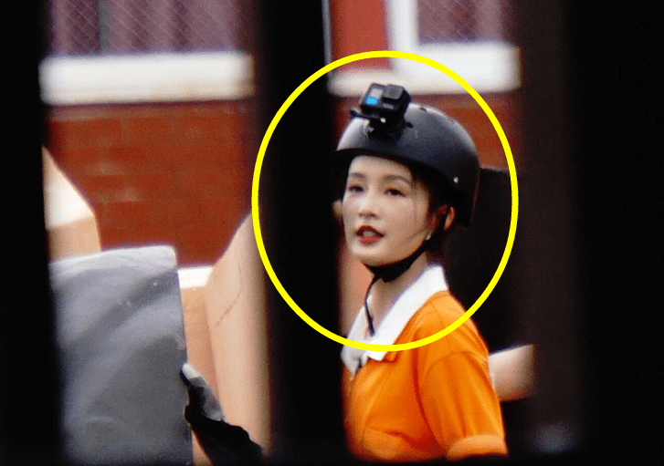 原创衣服领口太大,导演却要求弯腰拍照,李沁baby做法就是未婚单身差距
