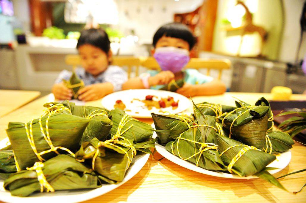 小朋友包粽子喂河马 体验民俗节日 爱护野生动物