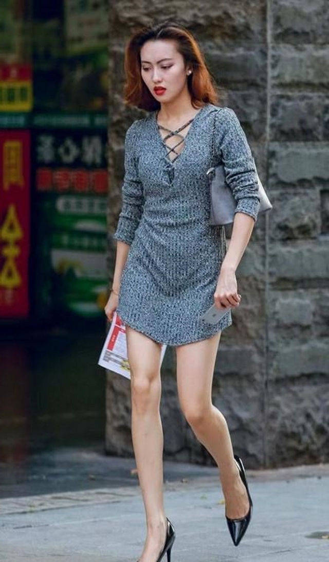 原创街拍美女选择了一件白色的短款打底衫展现清新的美感