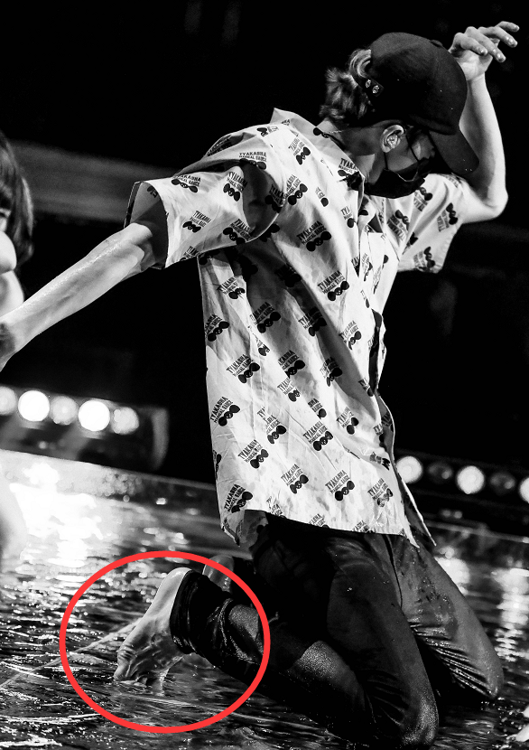 原创朱正廷脱鞋水上舞蹈,有谁注意他的"老汉脚趾"?再也不说他娘了