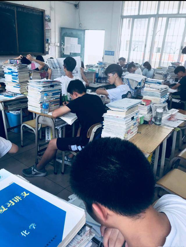 黑夜中衡水中学高三学生,举着"手电"上课!