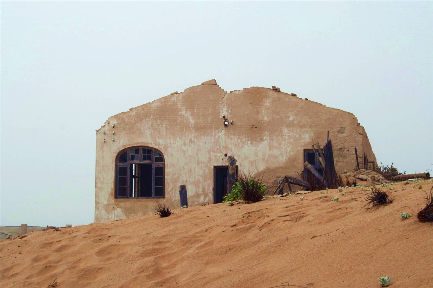 被沙漠吞噬的无人小镇:富人豪宅被细沙填埋,人去楼空令惋惜