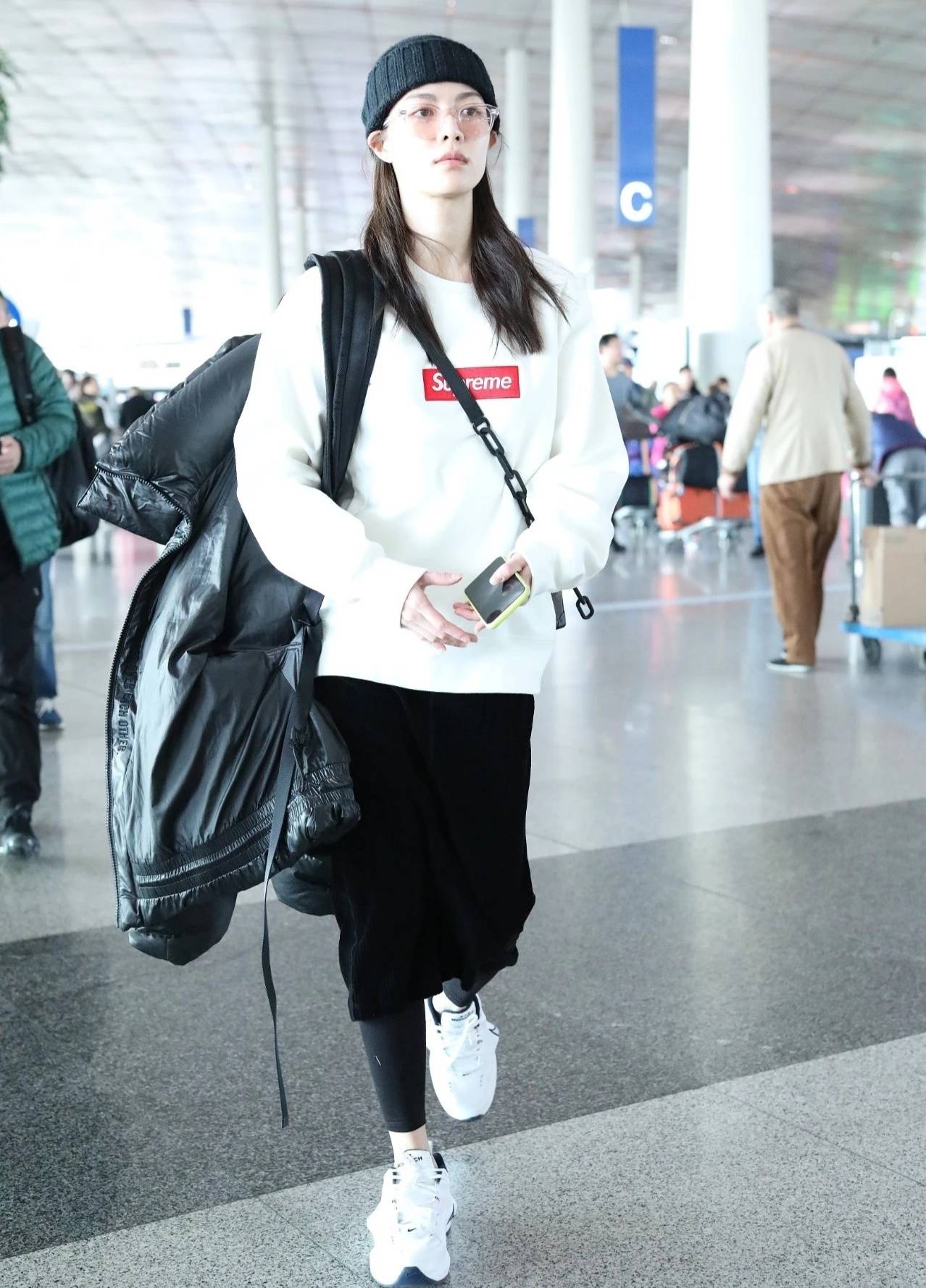 学院风搭配教科书,佟丽娅教你怎样穿出少女感_运动裤