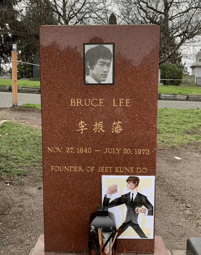 美国李小龙墓地:父子两人葬一起死因不明,墓碑前12个字令人深思