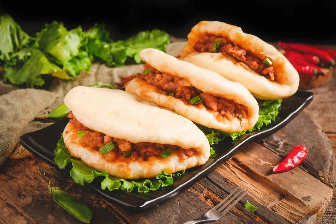 以保温留香 制成的腊汁肉 软烂醇香而滋味鲜长 夹在烤过的白吉饼中一