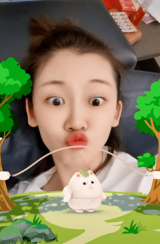 原创苗苗超大孕肚曝光后晒照变小心,嘟嘴玩游戏超可爱,只露脸不露肚