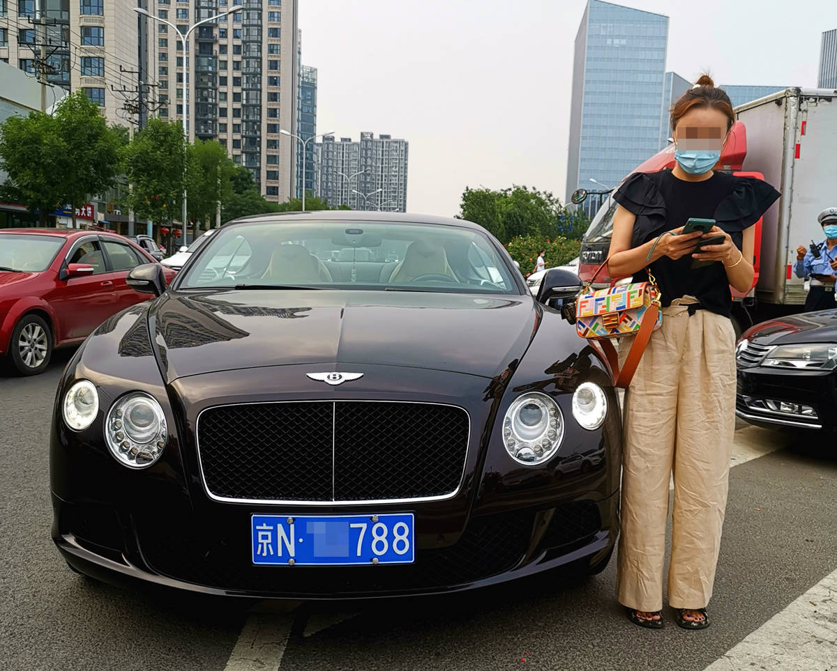 女子开套牌宾利招摇过市被真车车主发现报警 民警一查还是个非司机