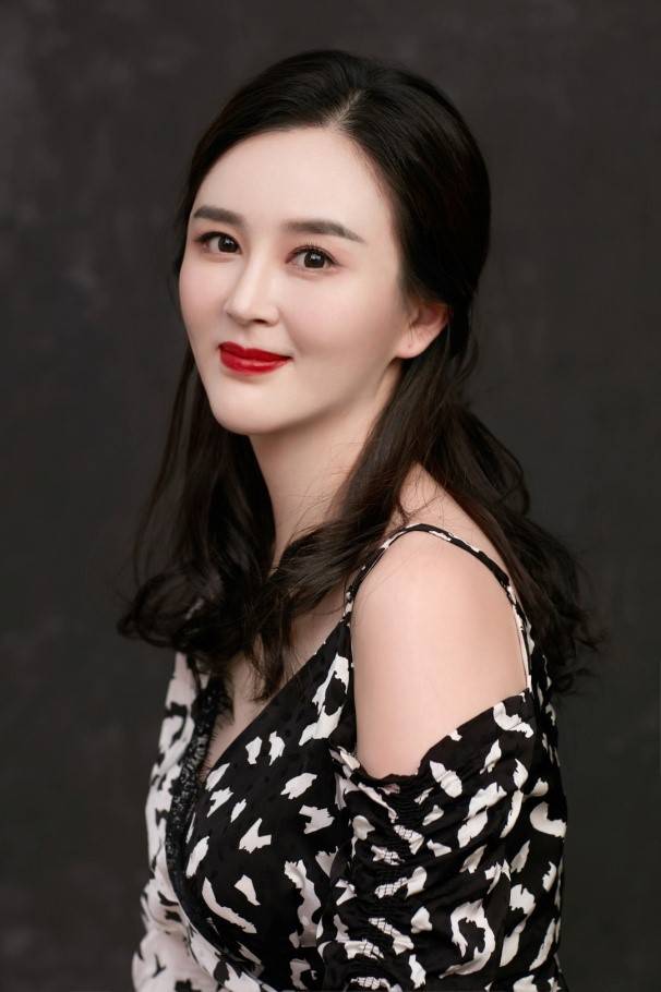 优雅始于内心导演刘竞格调尽显气质如一傲然飘逸