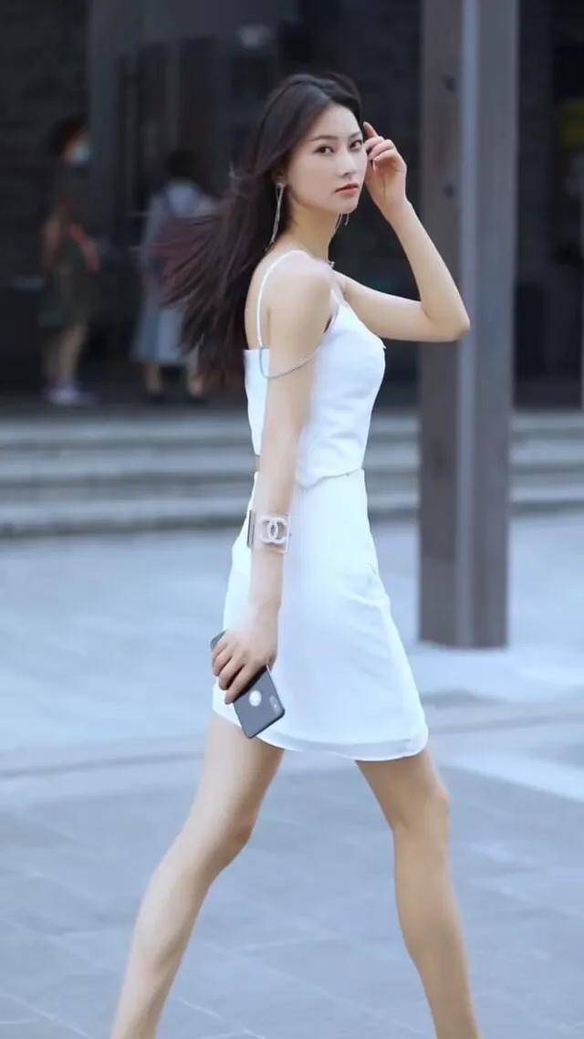 夏天的凉爽秘籍,吊带背心搭配白色短裙,展示独特迷人魅力