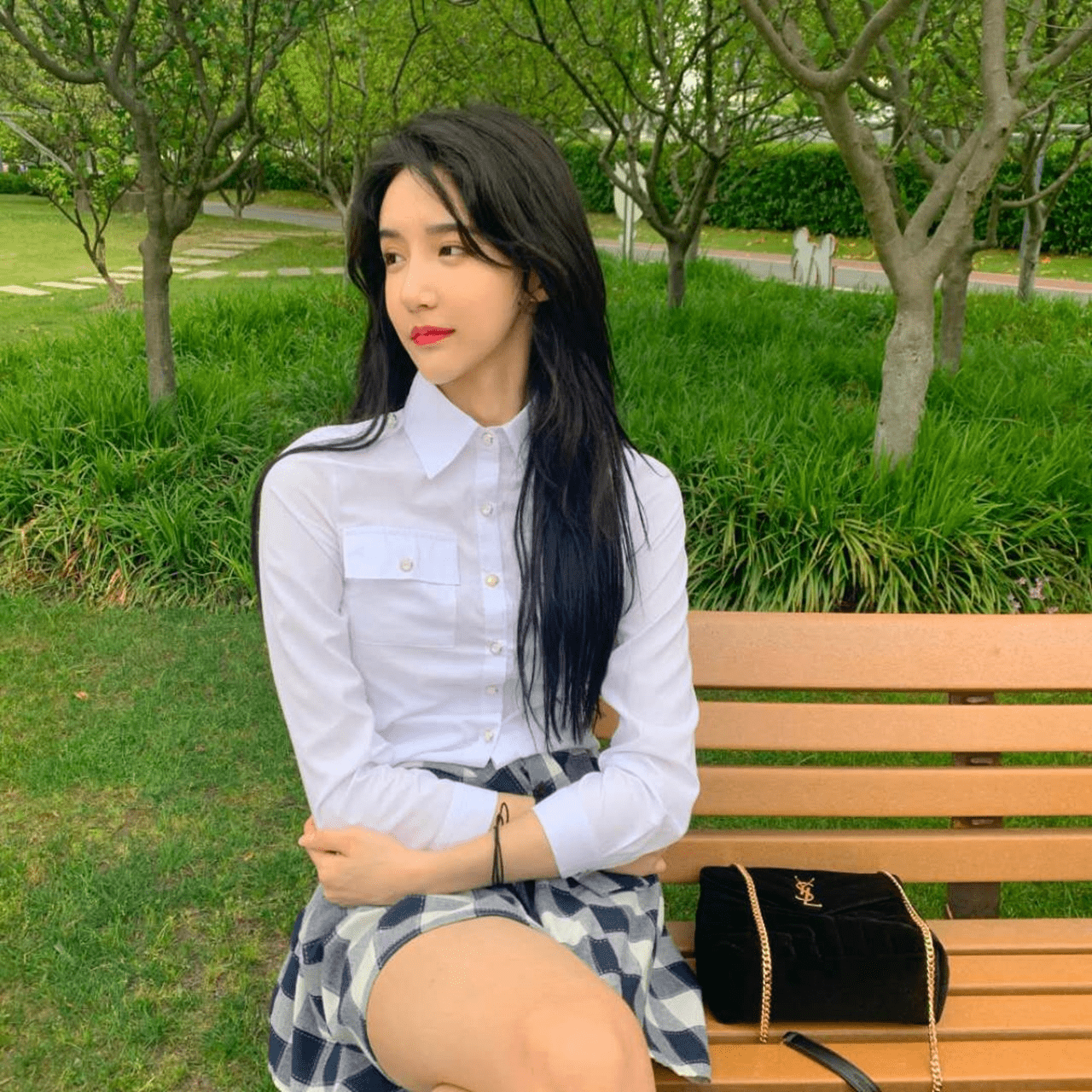 原创艾比离开滤镜被抓拍,本人真实长相流出,看清样子后网友:这是同一