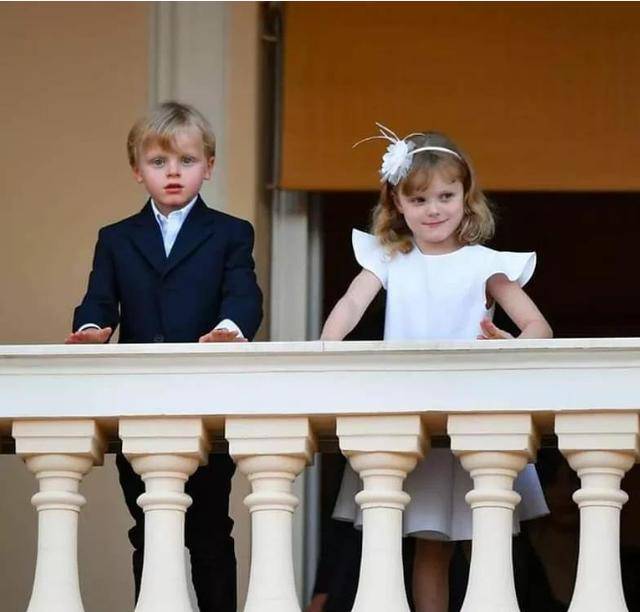 摩洛哥王储全家福夏琳王妃一头编织发显少女龙凤胎姐弟颜值高