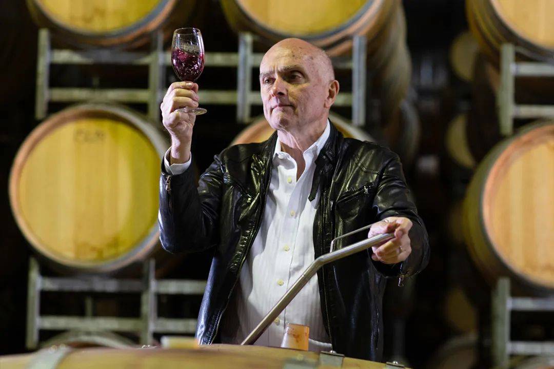 邀请澳洲的酿酒大师皮特先生,以位于南半球巴罗萨山谷的西拉酿造出