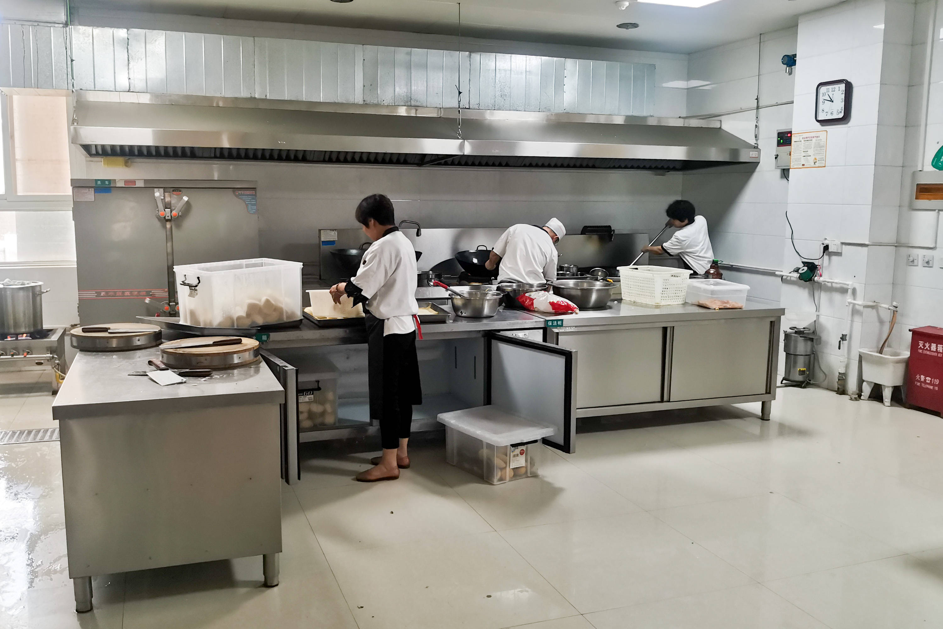 养老院的厨房操作间像大宾馆里的一样,有好几个厨师在里面忙活着,他们