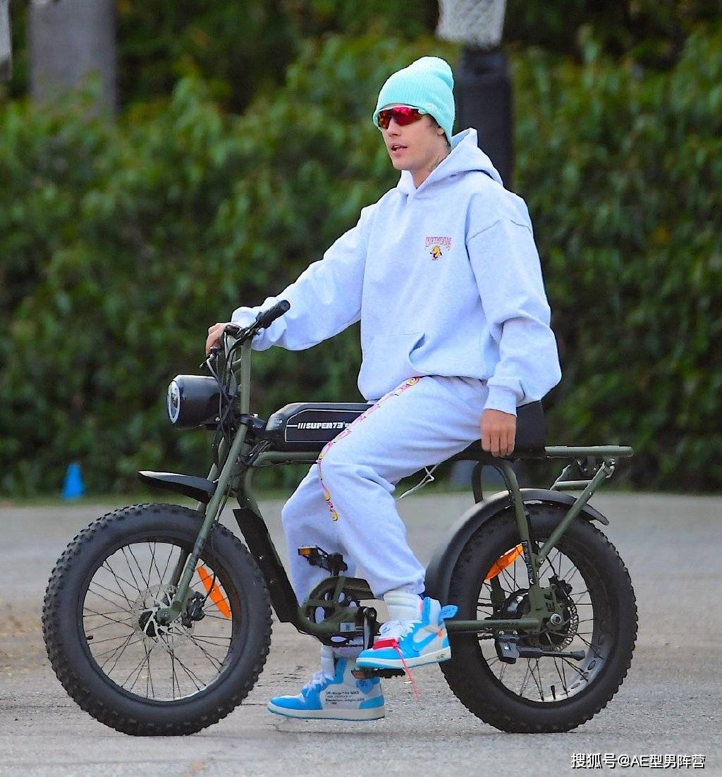 26岁贾斯汀比伯街头拍摄写真针织帽白色卫衣变身潮酷少年