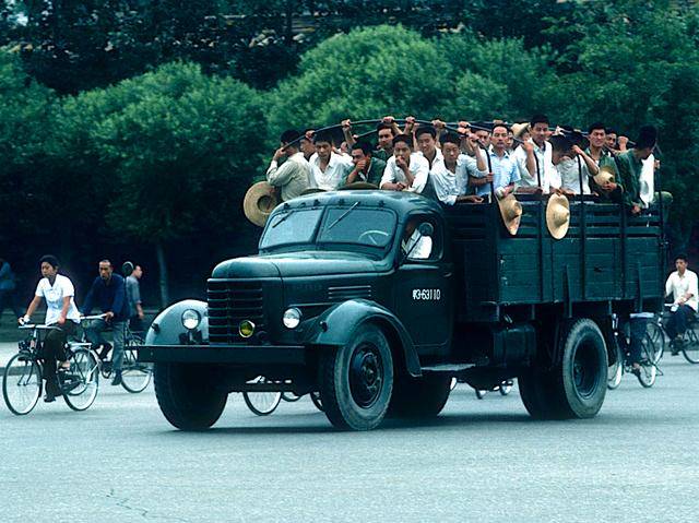 【北京街头,载人的解放牌卡车.