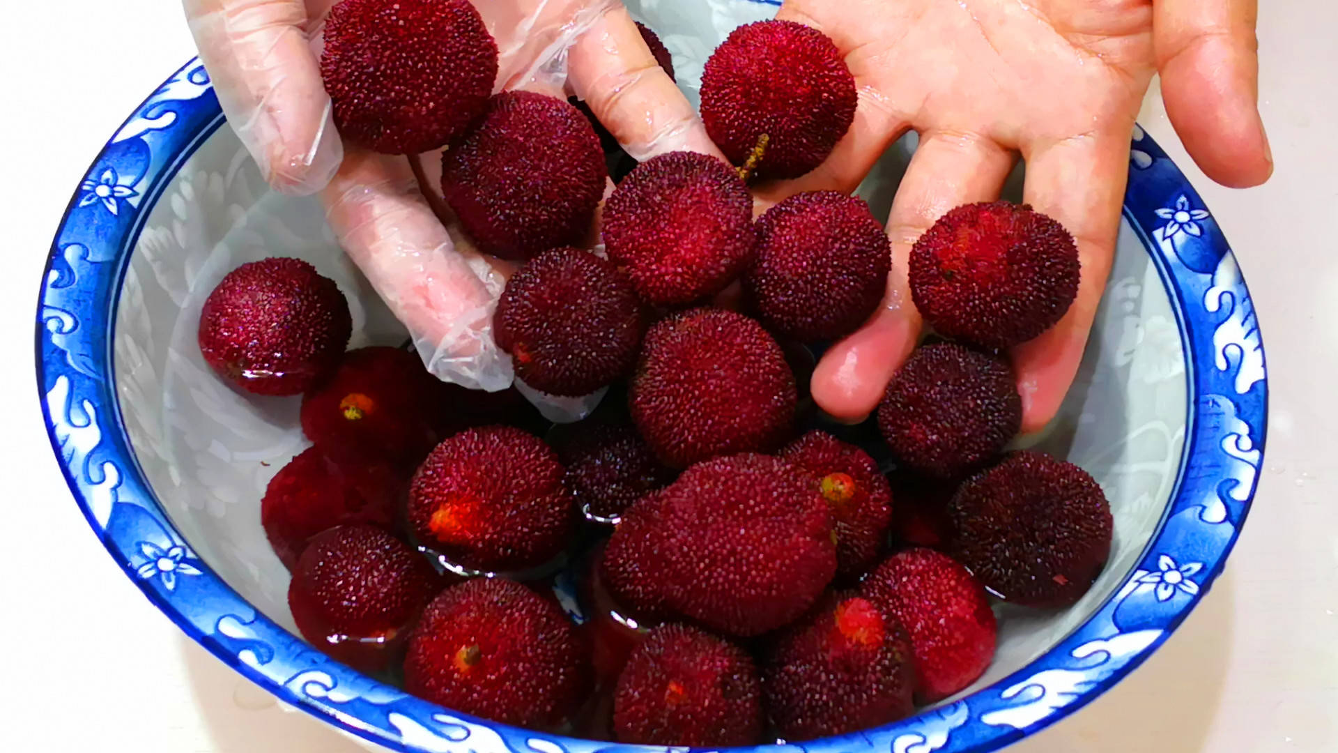 原创洗杨梅时,只用盐水泡就错了,多加2样,虫卵乖乖溜走,拦不住