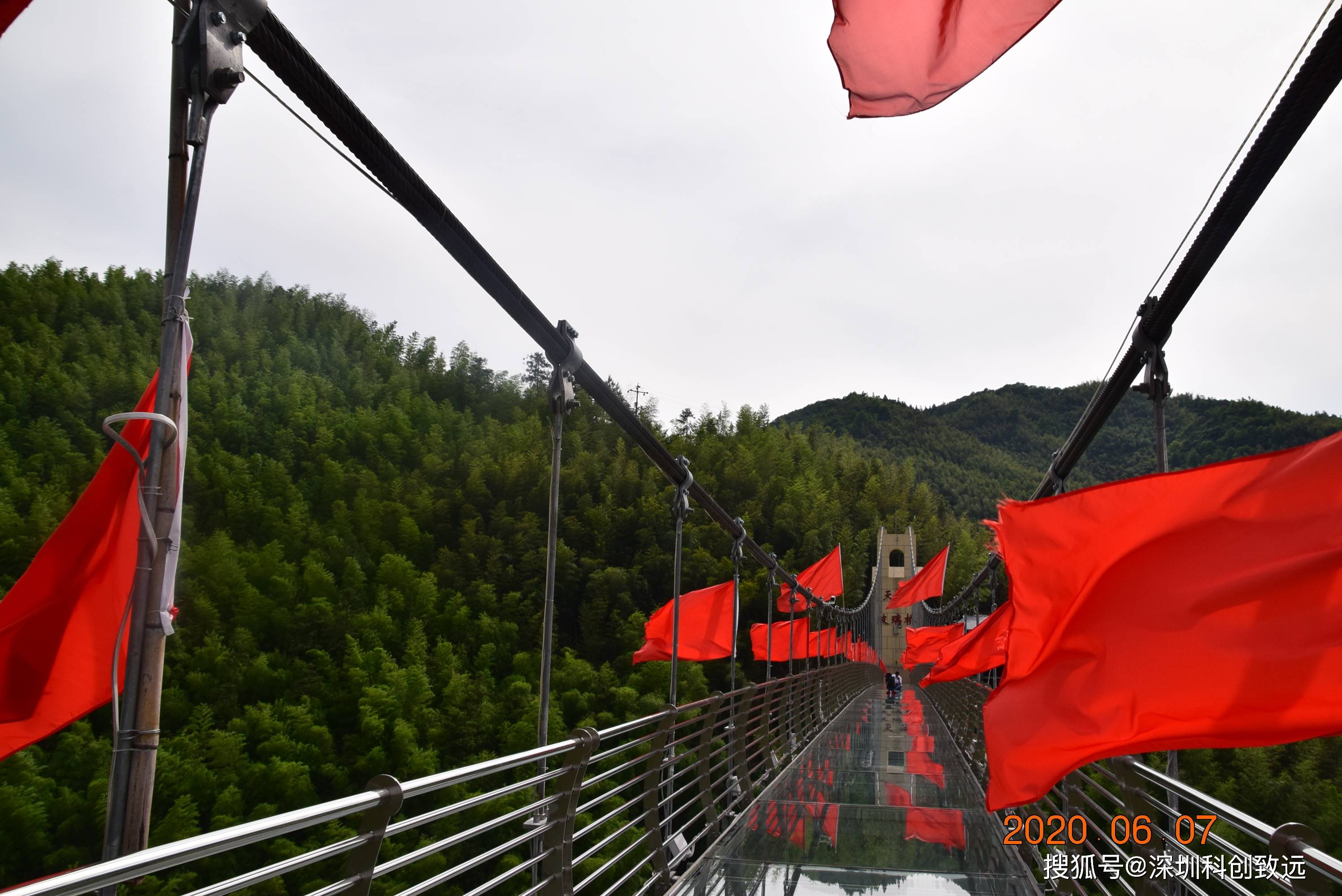 6月游黄山,黄山玻璃栈道突然"碎裂"