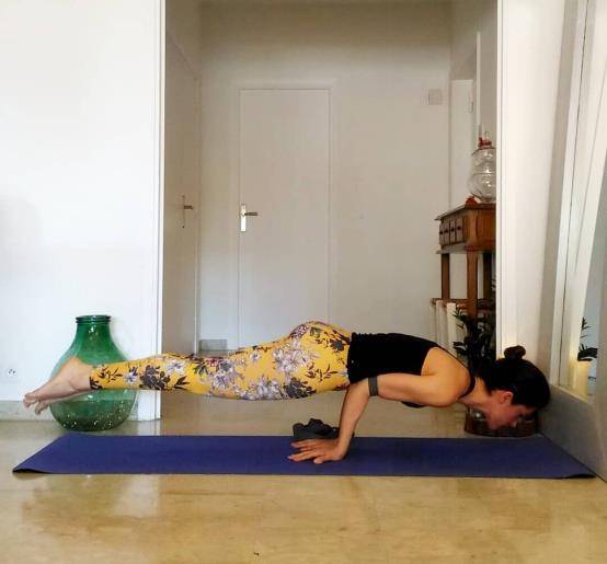 原创61岁奶奶练习瑜伽8年,劈叉毫不费力,身强体健羡煞同龄人