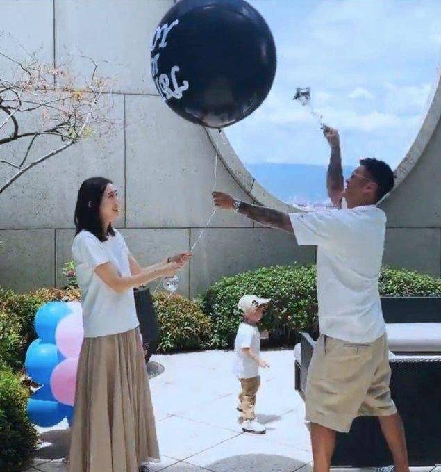 余文乐喜得二胎,用戳气球来宣布孩子性别,儿子"余初见"抢镜