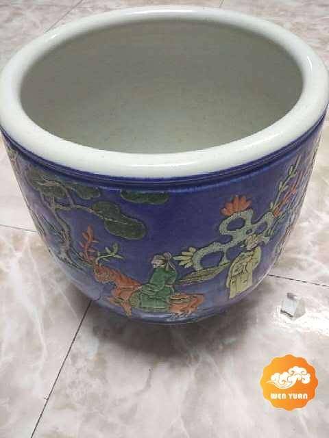 清康熙,雍正,乾隆时期的洒蓝釉瓷器呈色稳定,做工精细,很多辅以金彩