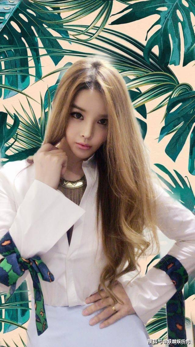 河莉秀在韩国娱乐圈名气很大,经常看到其性感的形象,被称为最性感的