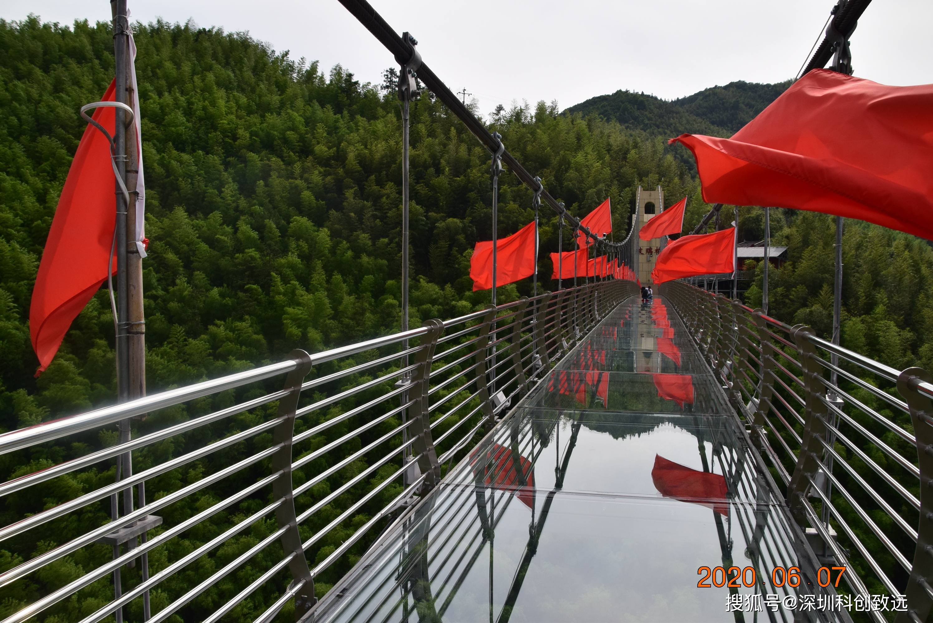 6月游黄山,黄山玻璃栈道突然"碎裂"